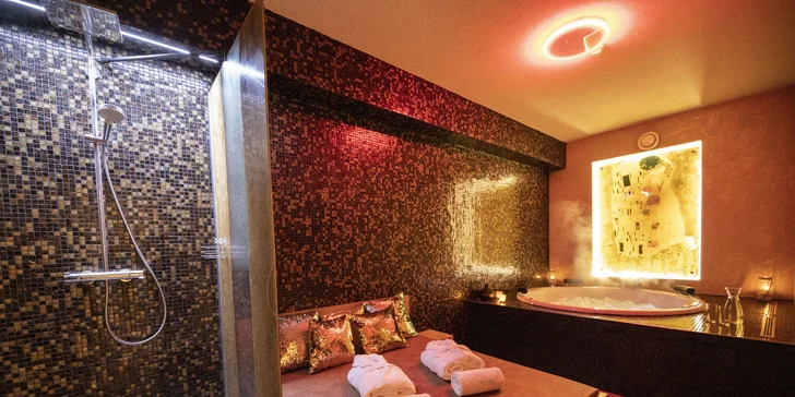 Ve veřejném wellness je sauna, pára a relaxační místnost. 