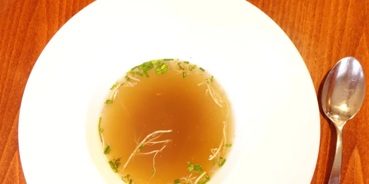 Zabijačkové menu pro 2 osoby: ovarová polévka, zabijačkový guláš i pivo