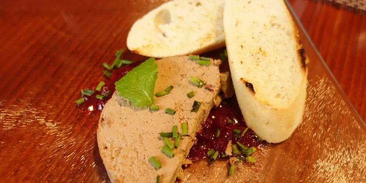 Zabijačkové menu pro 2 osoby: ovarová polévka, zabijačkový guláš i pivo