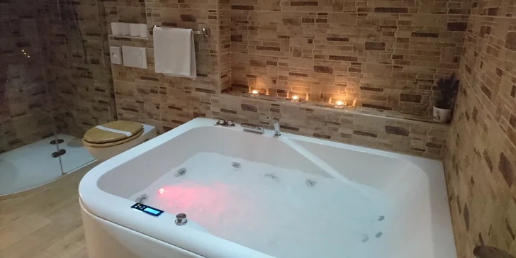 Součástí pokoje je infrasauna a vířivka. 