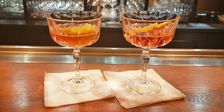 Namíchaná radost: dva drinky Cosmopolitan v baru Republika