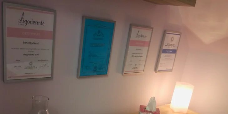 Ošetření pleti: tlaková masáž ajurvédskými měšci s bylinkovou směsí