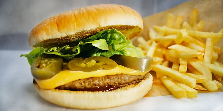 Hovězí burger do ruky a k němu ještě hranolky: cheese, bacon nebo jalapeño