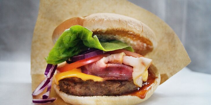 Hovězí burger do ruky a k němu ještě hranolky: cheese, bacon nebo jalapeño