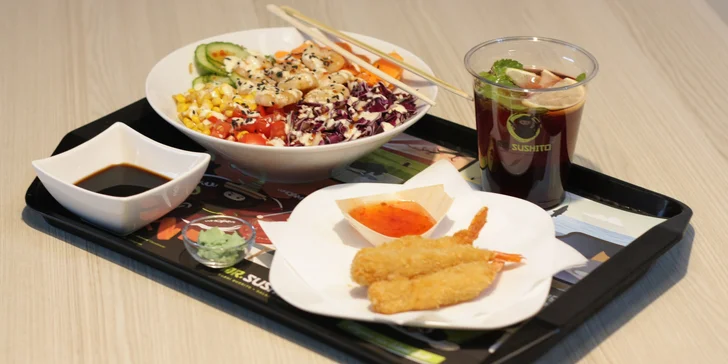 Havajská specialita poke bowl s kuřetem nebo lososem, krevety a limonáda