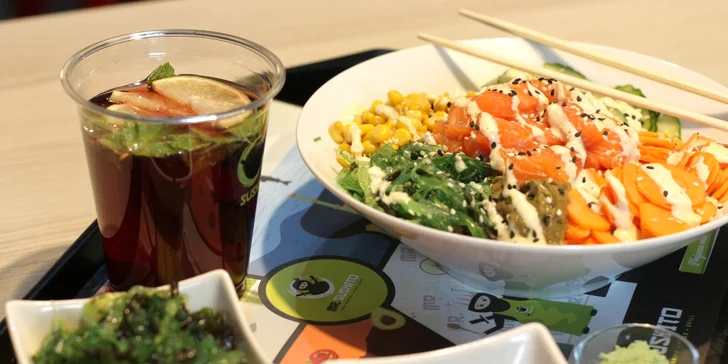Havajská specialita poke bowl s kuřetem nebo lososem, krevety a limonáda