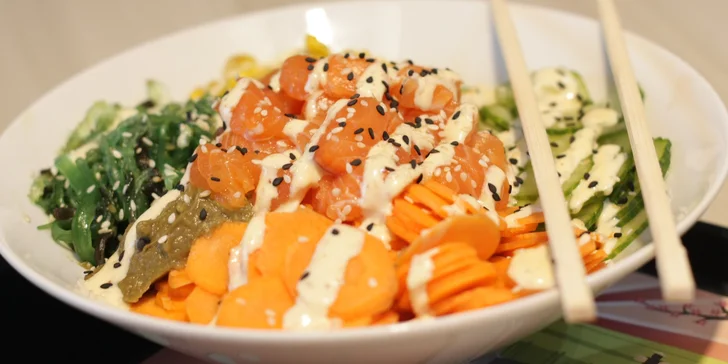 Havajská specialita poke bowl s kuřetem nebo lososem, krevety a limonáda