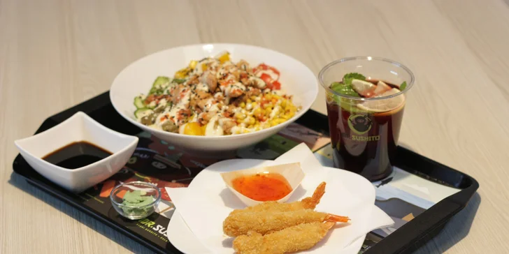 Havajská specialita poke bowl s kuřetem nebo lososem, krevety a limonáda