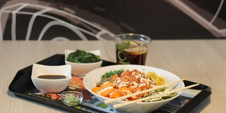 Havajská specialita poke bowl s kuřetem nebo lososem, krevety a limonáda