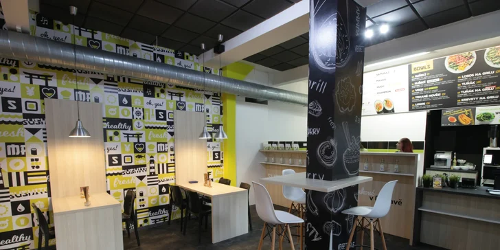 Havajská specialita poke bowl s kuřetem nebo lososem, krevety a limonáda