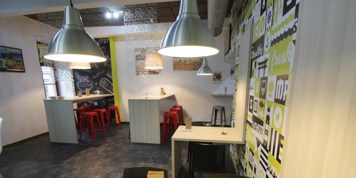 Havajská specialita poke bowl s kuřetem nebo lososem, krevety a limonáda