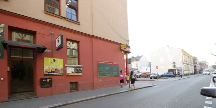 Havajská specialita poke bowl s kuřetem nebo lososem, krevety a limonáda