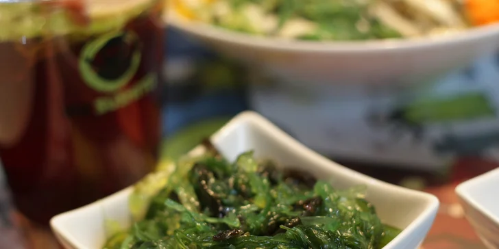 Havajská specialita poke bowl s kuřetem nebo lososem, krevety a limonáda