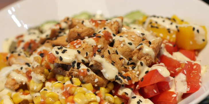 Havajská specialita poke bowl s kuřetem nebo lososem, krevety a limonáda