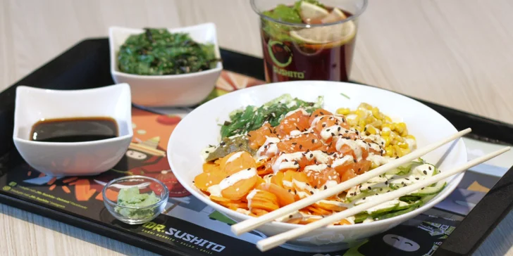 Havajská specialita poke bowl s kuřetem nebo lososem, krevety a limonáda