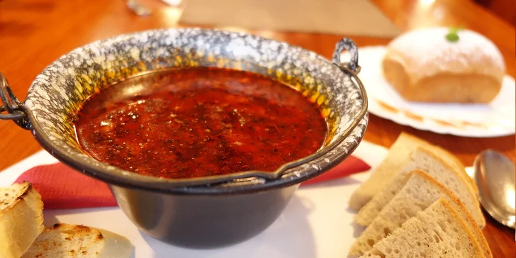 Zabijačkové menu pro 2 osoby: ovarová polévka, zabijačkový guláš i pivo
