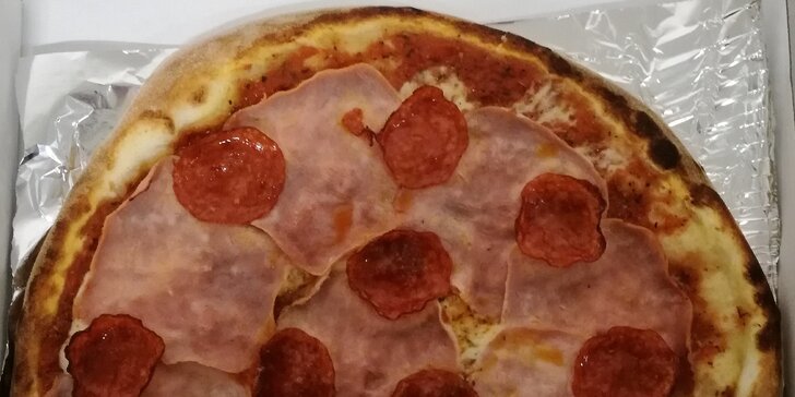 Dvě pizzy dle výběru o i s rozvozem: šunková, vegetariánská i tvarůžková