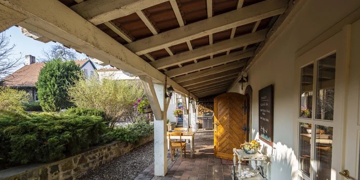 Pobyt blízko Okoře pro 2 osoby se snídaní a poukazem do restaurace