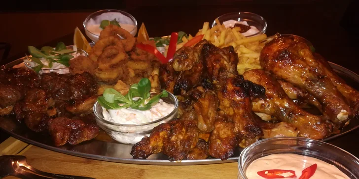 Plato se steaky, BBQ křidýlky, cibulovými kroužky i hranolky pro 2–8 osob