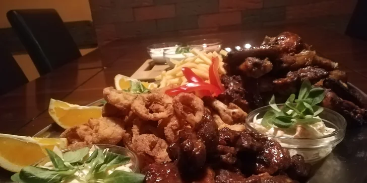 Plato se steaky, BBQ křidýlky, cibulovými kroužky i hranolky pro 2–8 osob