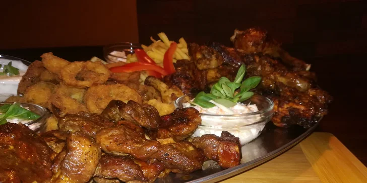 Plato se steaky, BBQ křidýlky, cibulovými kroužky i hranolky pro 2–8 osob