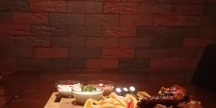 Plato se steaky, BBQ křidýlky, cibulovými kroužky i hranolky pro 2–8 osob