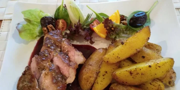 Steaková hostina pro 2 osoby: krkovička na švestkové omáčce i přípitek