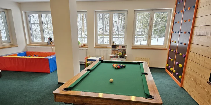 Zabavíte sa vo vnútornej herni, kde je biliard, air hockey aj ping-pong.