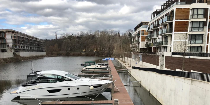  Dvě hodiny se budete plavit na luxusní lodi Beneteau GT40.