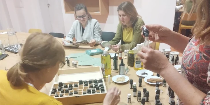 Připravíte si konkrétní směsi éterických olejů pro různé příležitosti (povzbuzující, pro zlepšení nálady, proti nachlazení).
