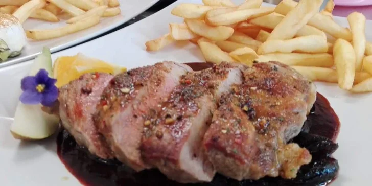 Steaková hostina pro 2 osoby: krkovička na švestkové omáčce i přípitek