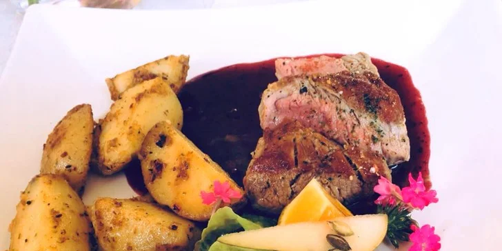 Steaková hostina pro 2 osoby: krkovička na švestkové omáčce i přípitek