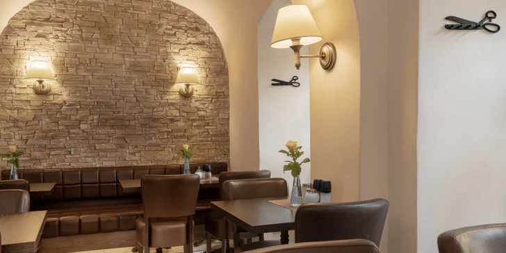 Káva a jablečný koláč se šlehačkou v restauraci u Karlova mostu