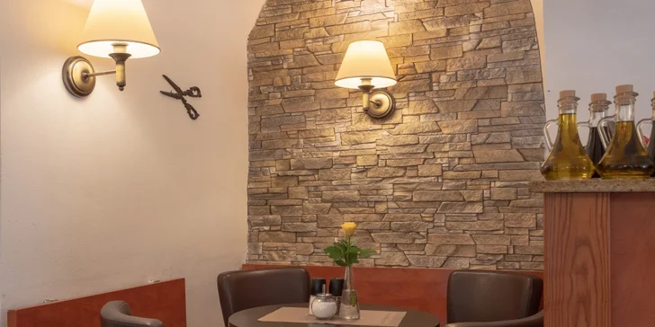 Káva a jablečný koláč se šlehačkou v restauraci u Karlova mostu