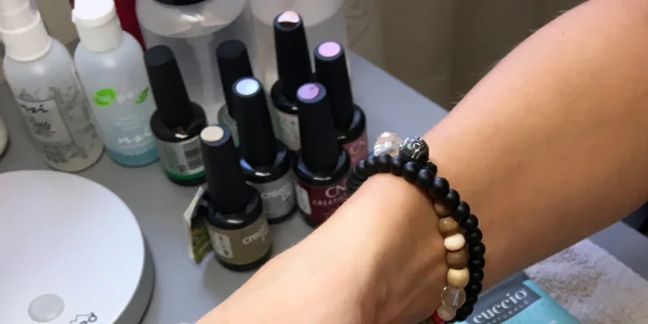 Dopřejte rukám luxus: manikúra s permanentním lakováním CND Shellac