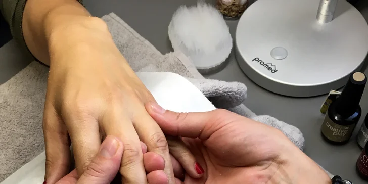 Dopřejte rukám luxus: manikúra s permanentním lakováním CND Shellac