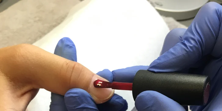 Dopřejte rukám luxus: manikúra s permanentním lakováním CND Shellac