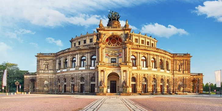 Uvidíte i Semperoper na Theaterplatz (Divadelním náměstí). 
