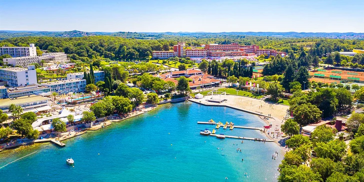 Na pláž je to od hotela asi 100 metrov, vybrať si môžete trávnatú, kamienkovú, skalnatú aj vybetónovanú.