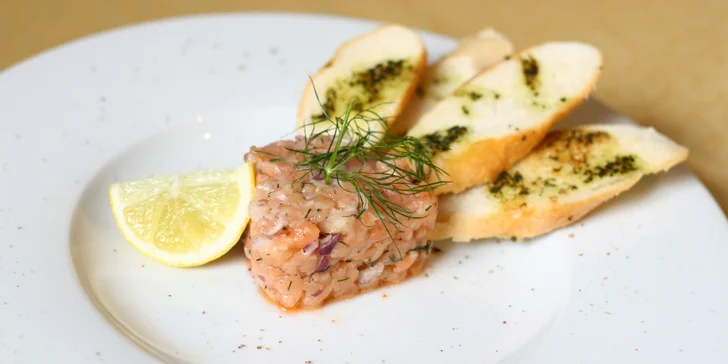 V masovém menu si na úvod vychutnáte tataráček z lososa. 