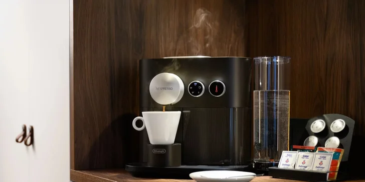 K vybavení patří kávovar Nespresso, u kterého jsou denně doplňovány kapsle. 