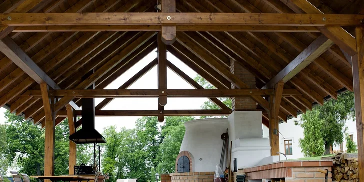 Víkendová dávka romantiky: krásný zámeček u rybníka i degustace vín pro 2