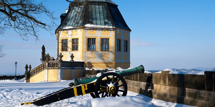 Historická děla jsou rozmístěna po celém obvodu hradeb pevnosti Königstein.