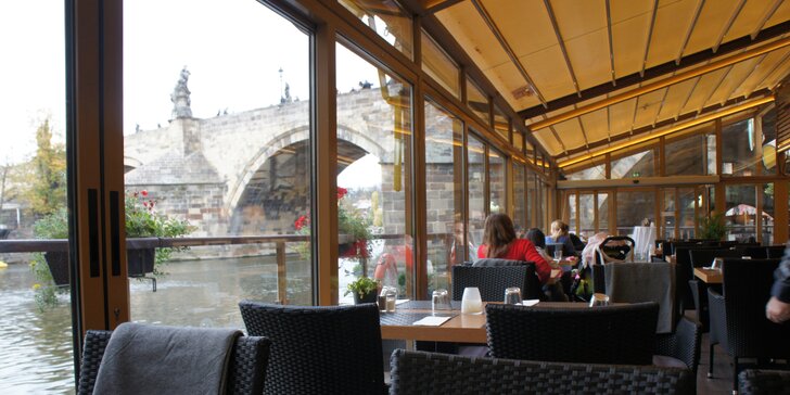 Káva, čaj nebo svařák a domácí tiramisu pro 2 s výhledem na Karlův most