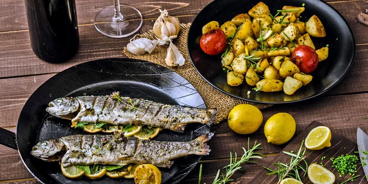 Víkendová dávka romantiky: krásný zámeček u rybníka i degustace vín pro 2