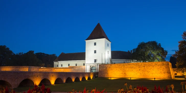Dominantou města je renesanční hrad.