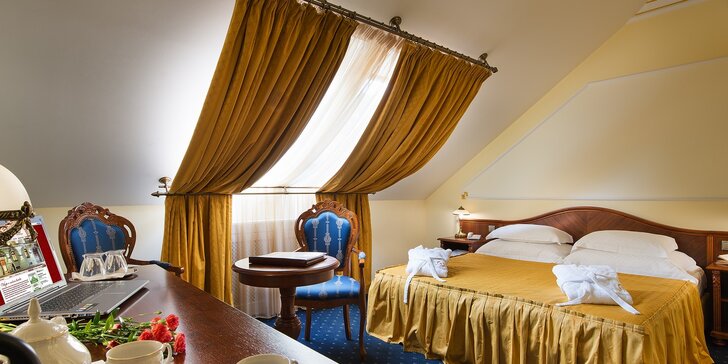 Pobyt v elegantním 5* hotelu v Praze: snídaně, romantická večeře a sauna