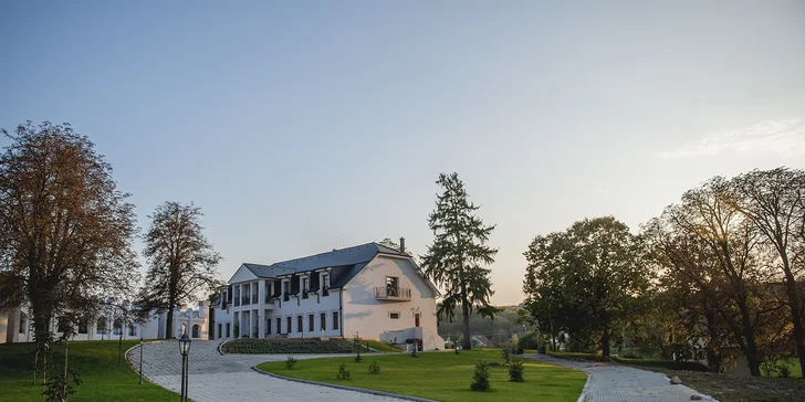 Víkendová dávka romantiky: krásný zámeček u rybníka i degustace vín pro 2