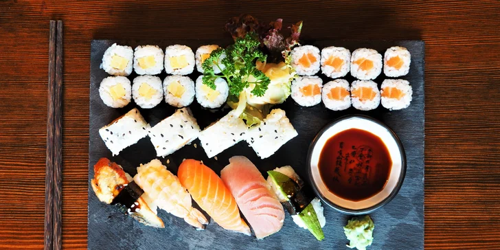 Sushi hody: 22 i 25 kousků rolek s avokádem i lososem v centru Brna