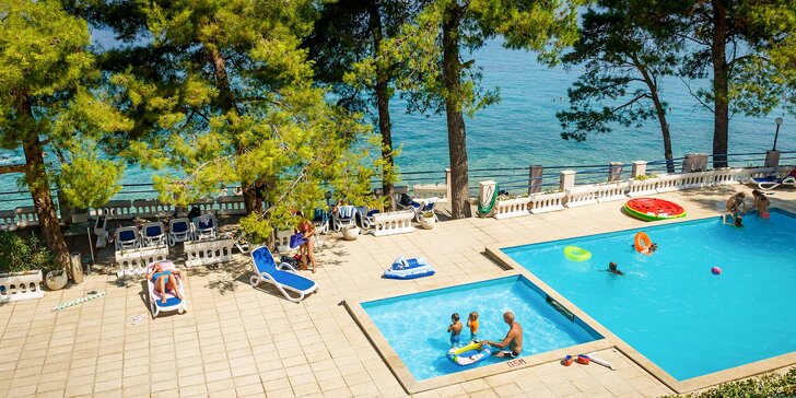 S partou či rodinou na Korčulu: apartmány s balkonem pro 4, bazén i výlety